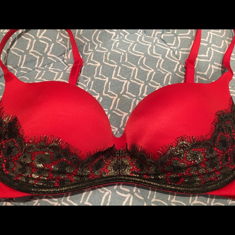 NWOT Victoria’s Secret very padded balconette bra